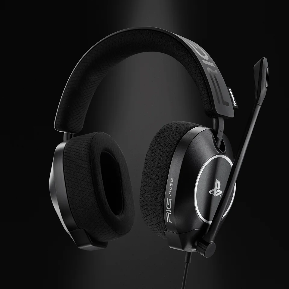 Schwarzes Gaming-Headset mit Mikrofon, PlayStation-Logo und RIG-Branding.