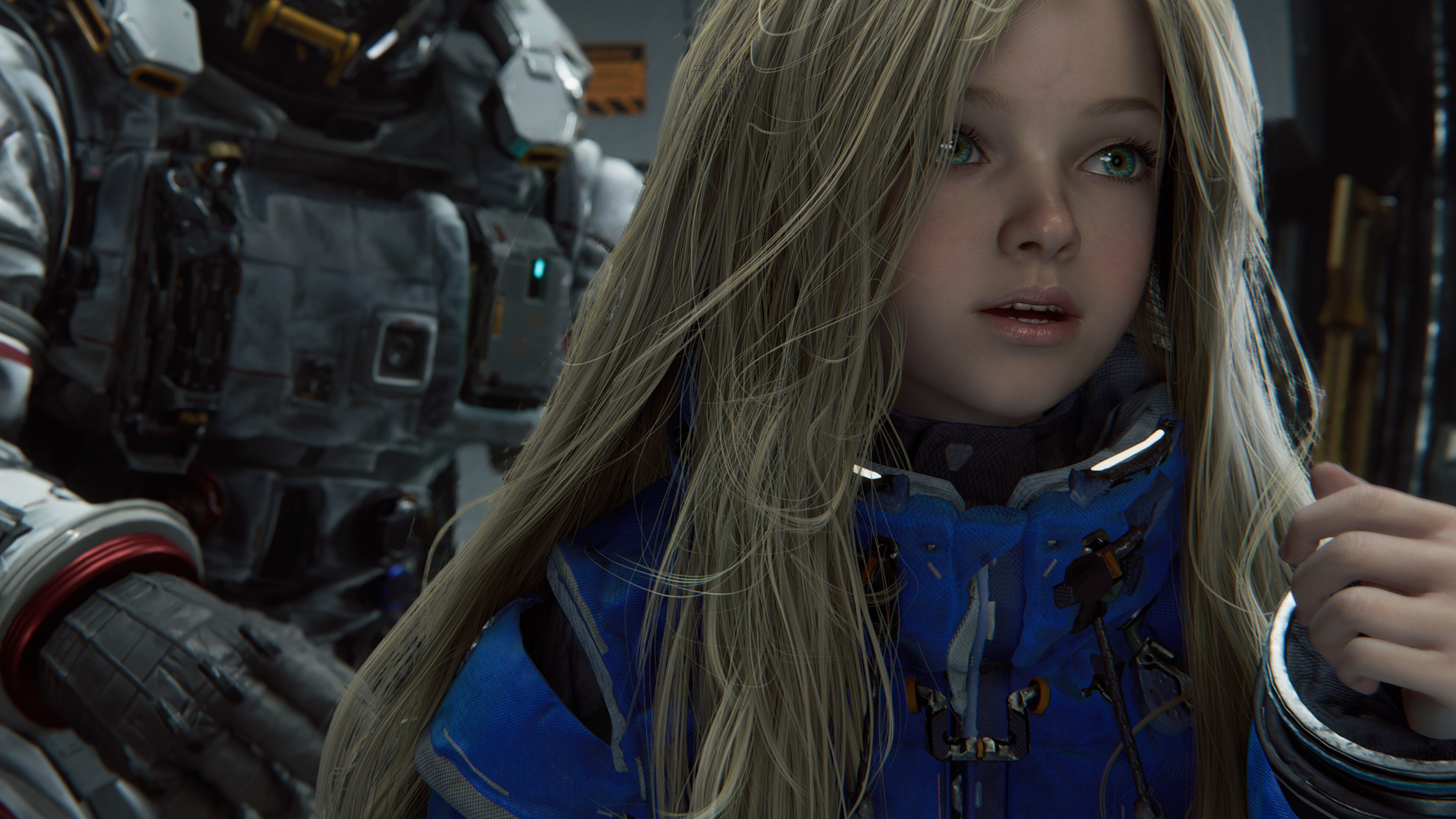 Ein Mädchen mit blonden Haaren und blauen Augen, das einen blauen Anzug trägt, steht vor einem Roboter.