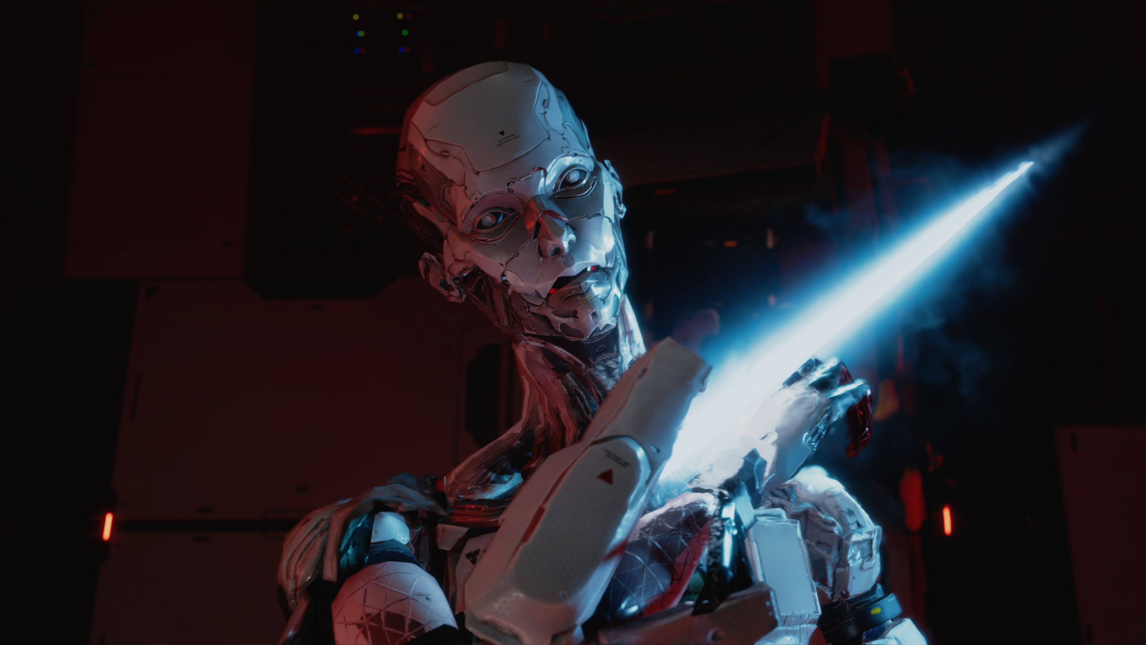 Ein humanoider Roboter mit blau leuchtender Klinge im dunklen Raum.