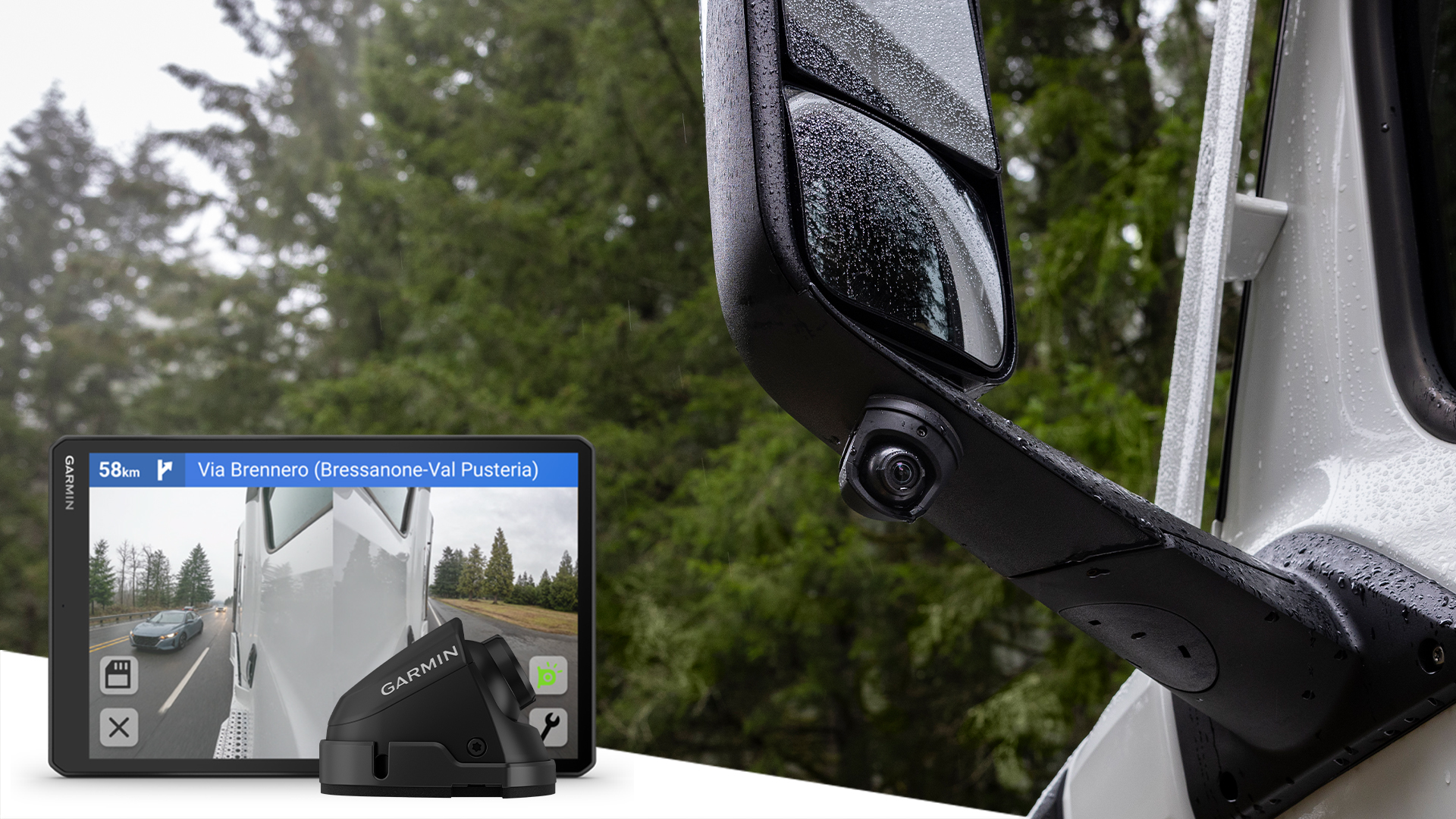 Navigatore Garmin e telecamera su un camion sotto la pioggia.