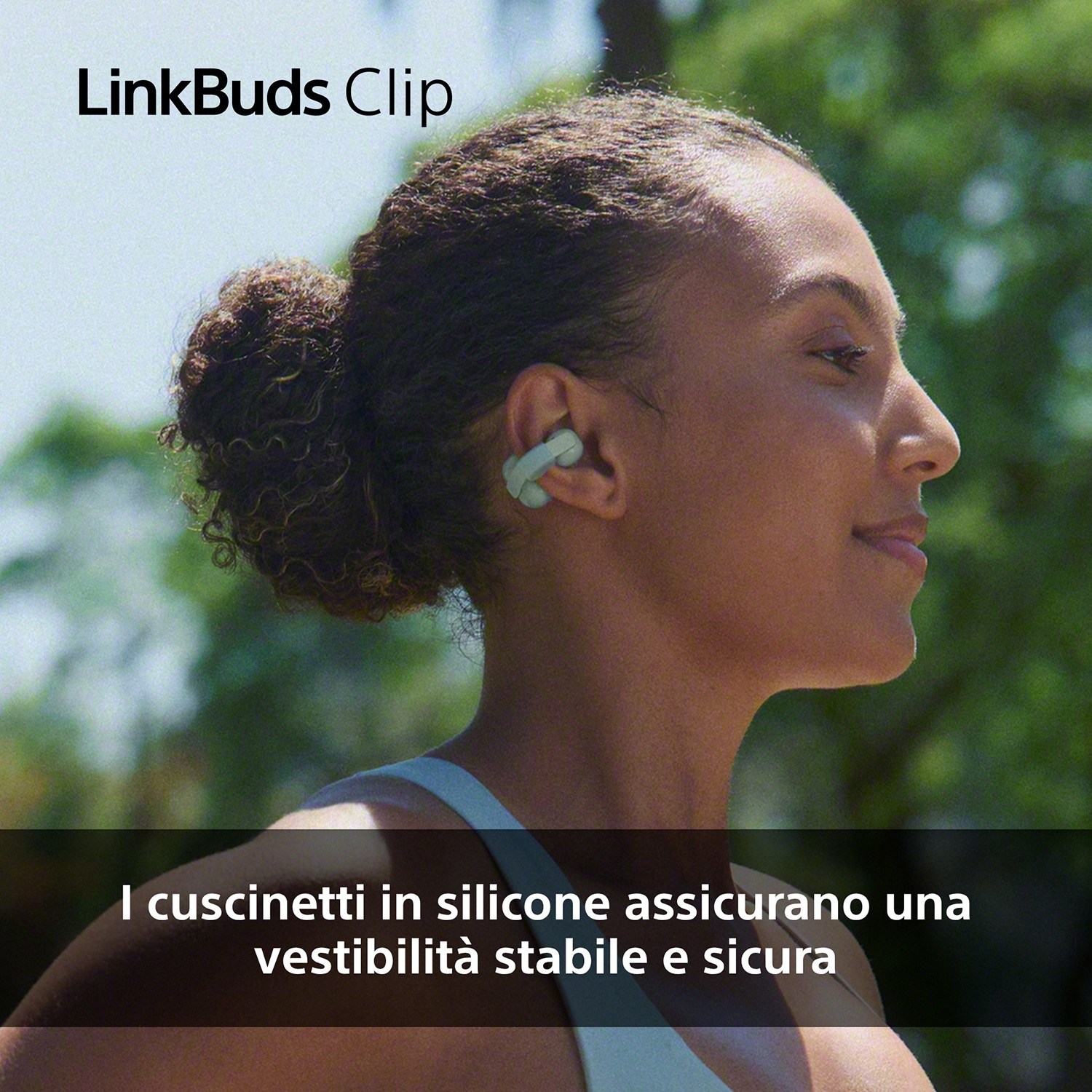 Donna con auricolari LinkBuds Clip verde menta all'aperto. Testo: LinkBuds Clip.