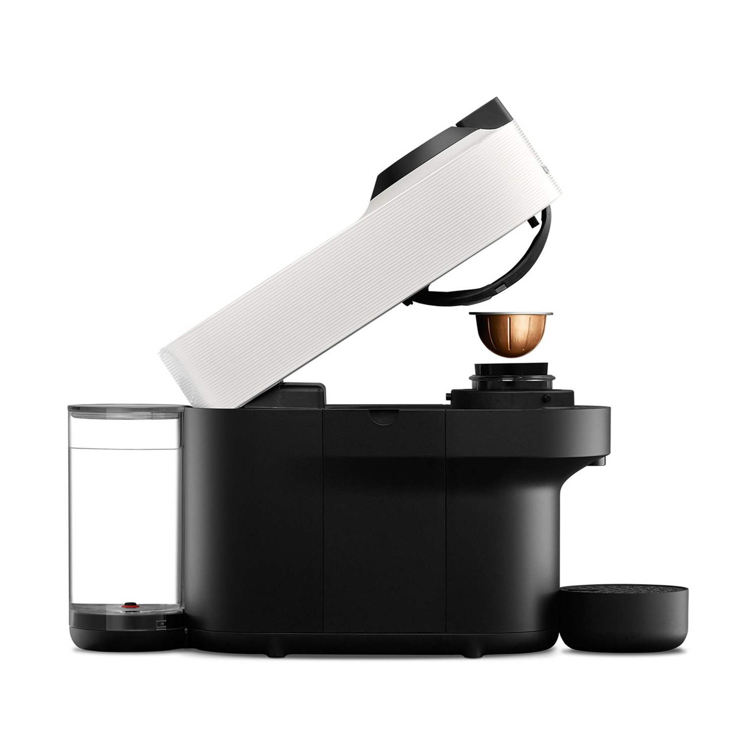 Macchina da caffè nera con coperchio bianco aperto e capsula di caffè.