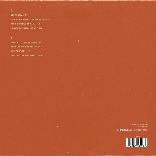 Rückseite einer Schallplatte mit Titelliste und Barcode. Orangefarbener Hintergrund.