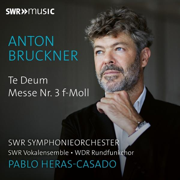 Ein Mann mit grauem Haar und Bart, Anzug, hält Hand am Kinn. Text: Anton Bruckner, Te Deum.