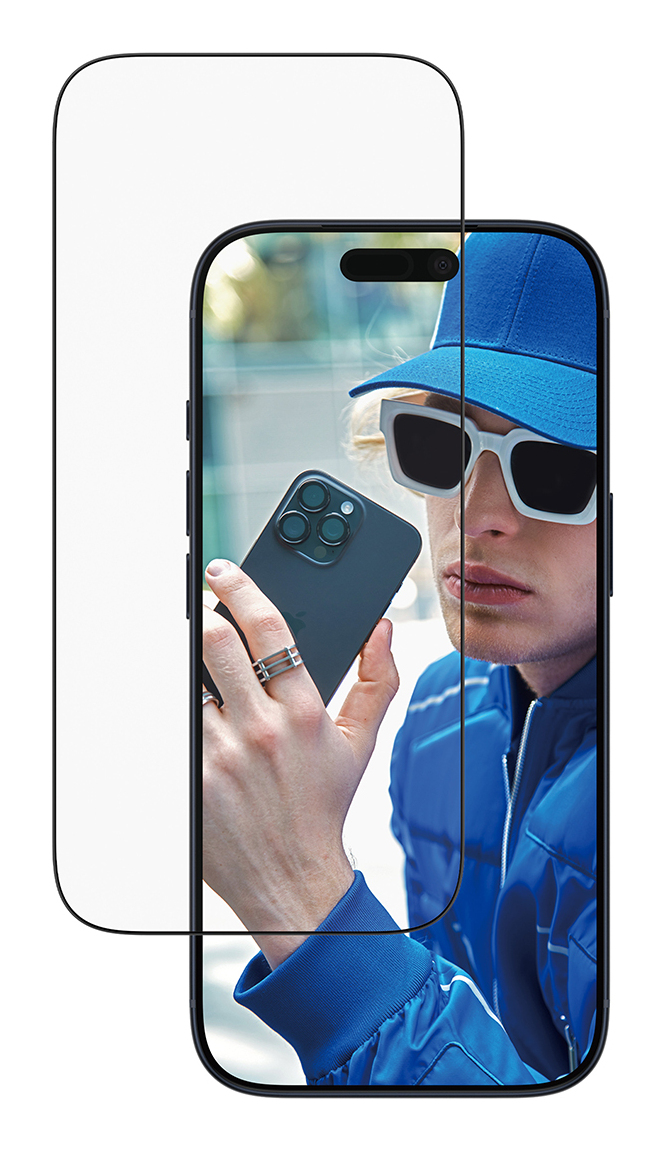 Ein Mann mit Sonnenbrille und blauer Kappe hält ein Smartphone, das ein Selfie zeigt.