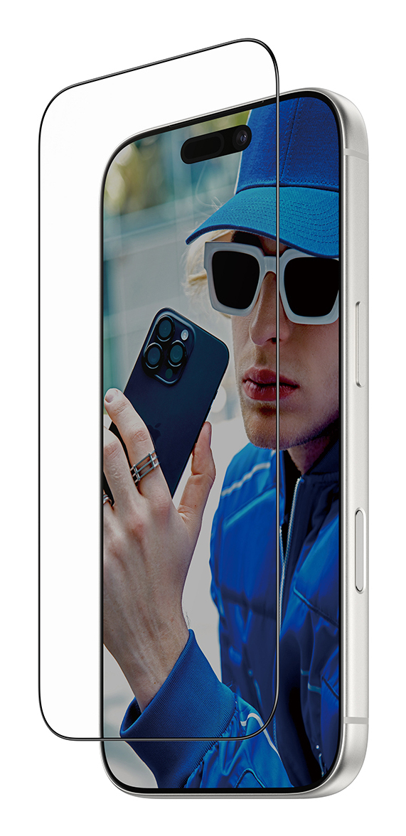 Ein Mann mit Sonnenbrille und Kappe hält ein Smartphone vor sich.