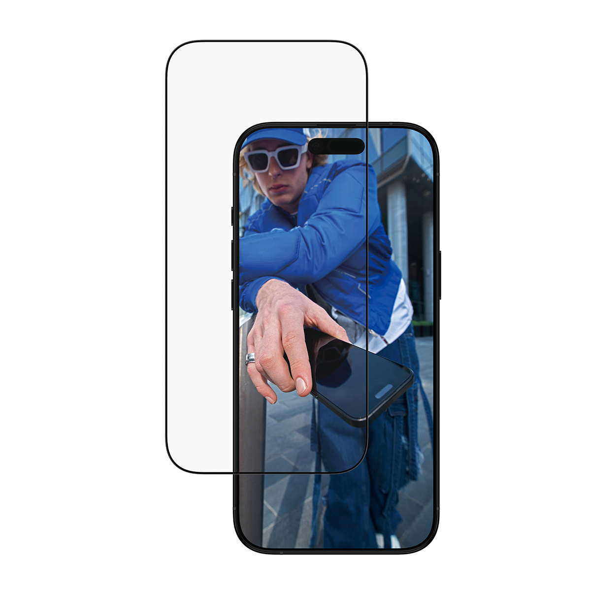 Ein Mann in blauer Jacke und Jeans lehnt sich an ein Geländer, hält ein Smartphone.