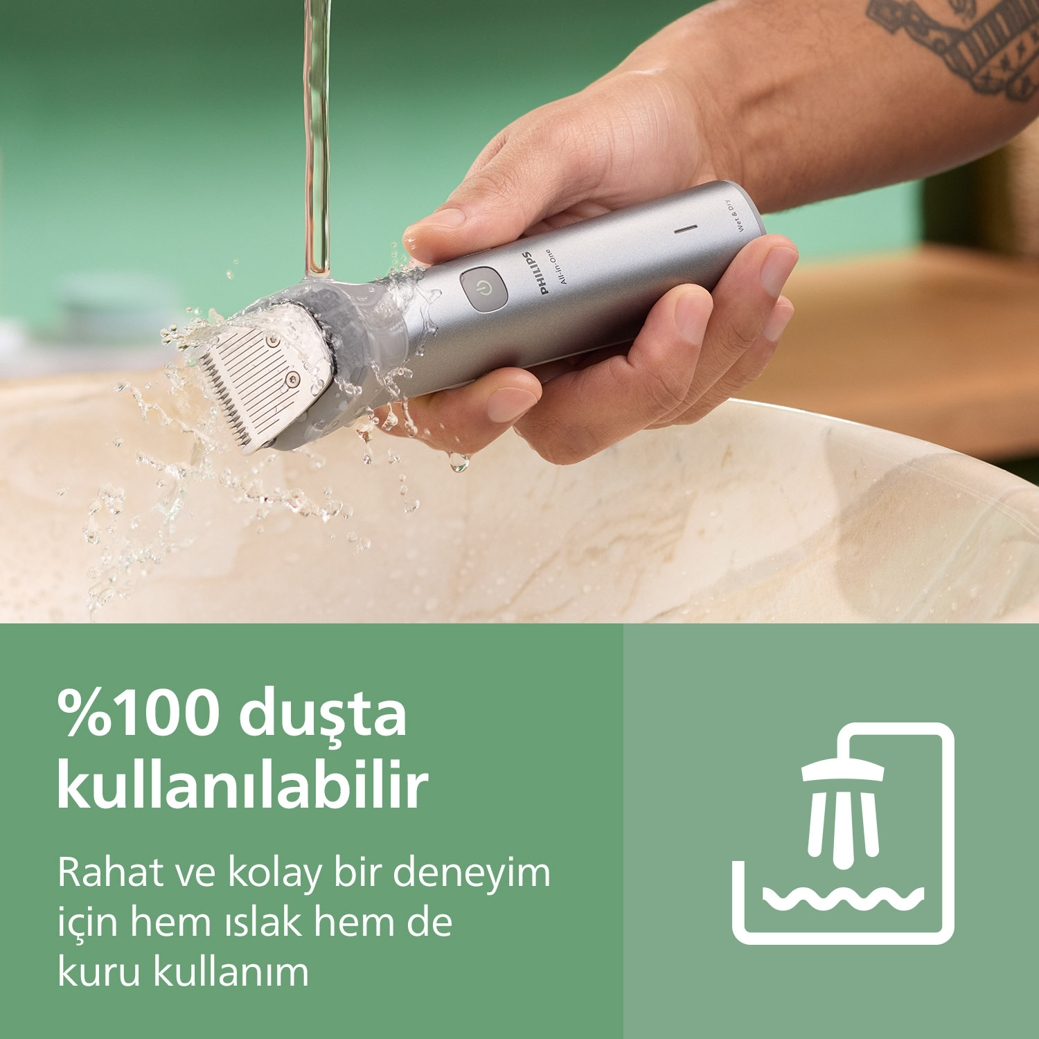 Bir el, lavaboda akan su altında gümüş renkli Philips düzeltici tutuyor.