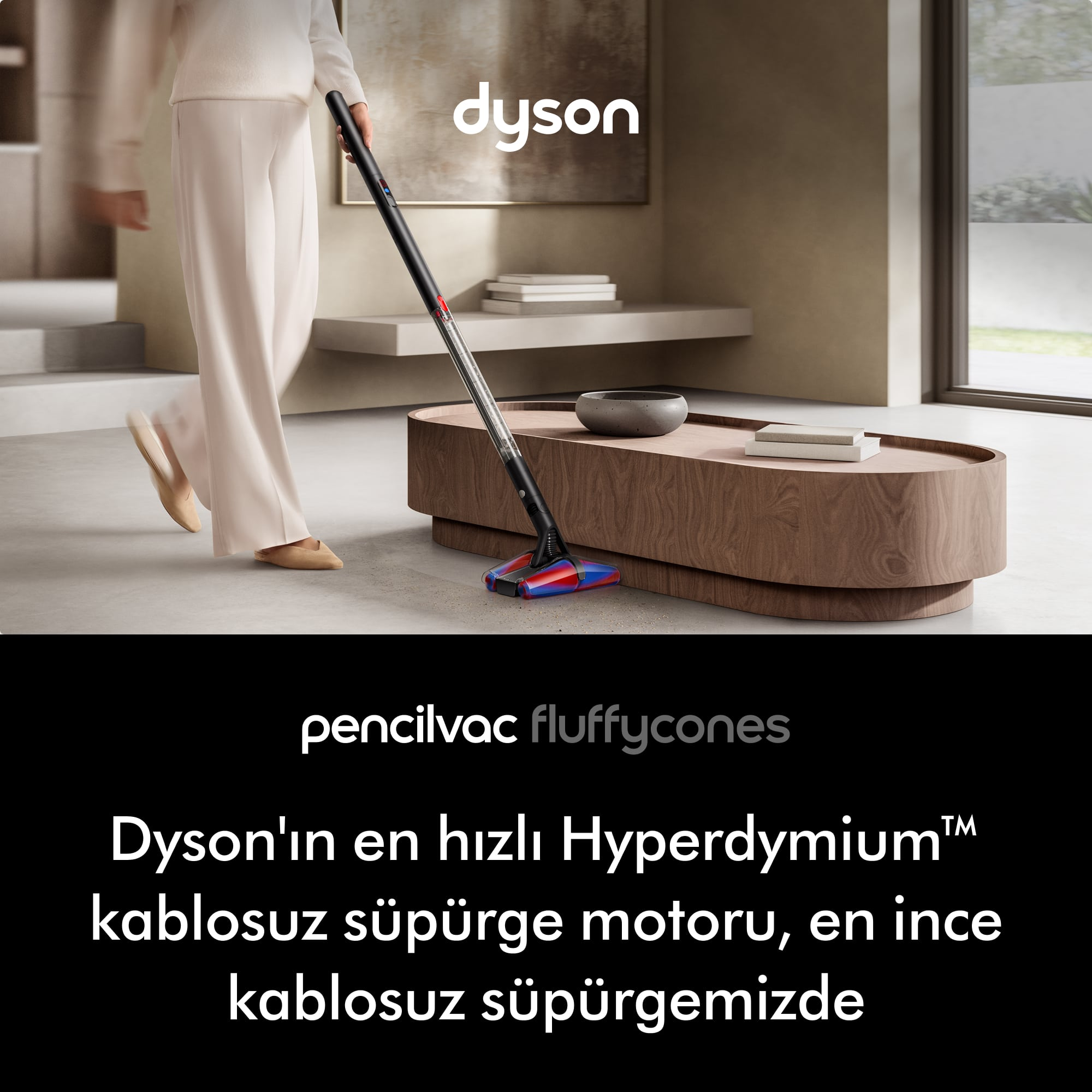 Kişi modern bir oturma odasında Dyson elektrikli süpürge ile süpürüyor.