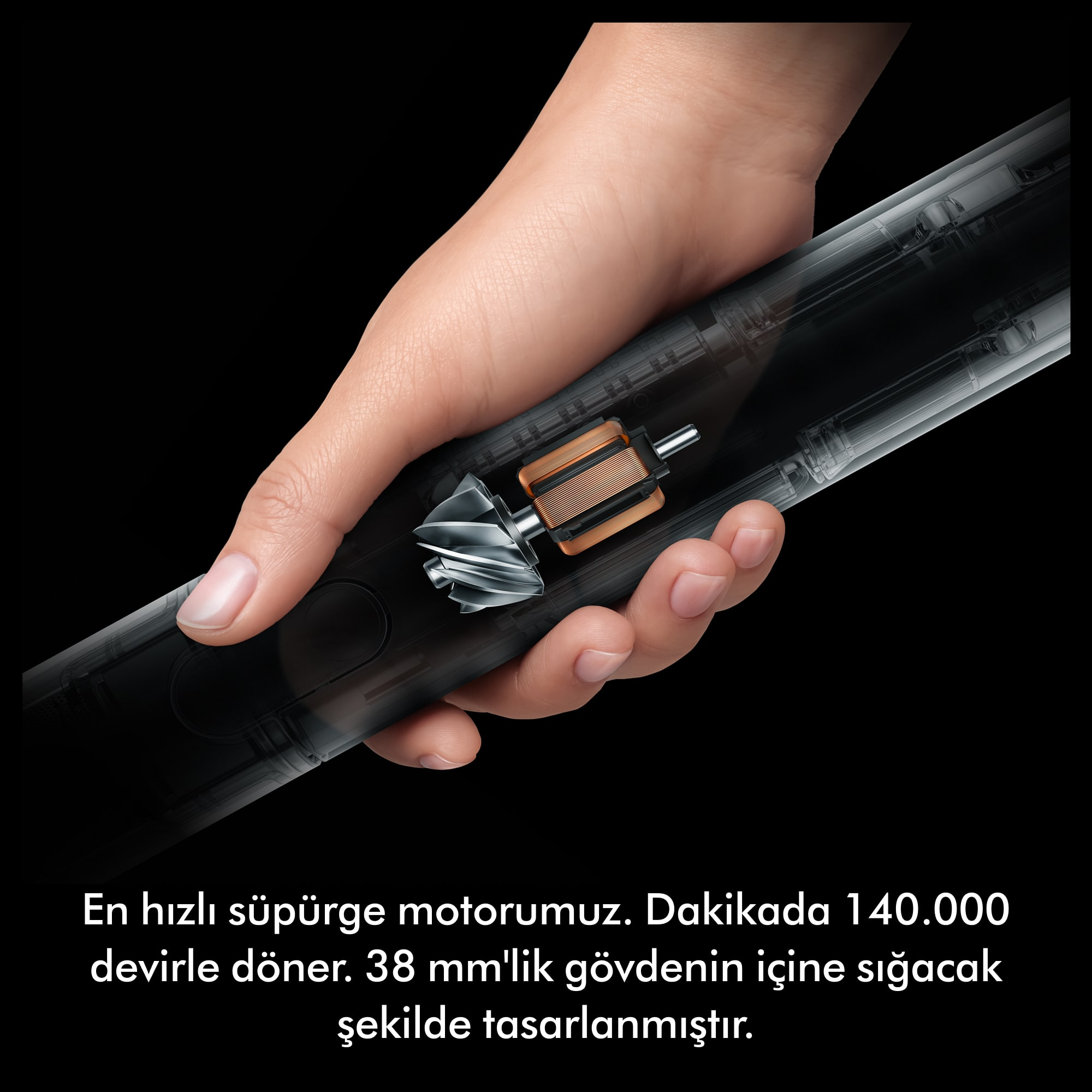 Elde, bakır sargılı ve fanlı süpürge motoru tutuluyor.
