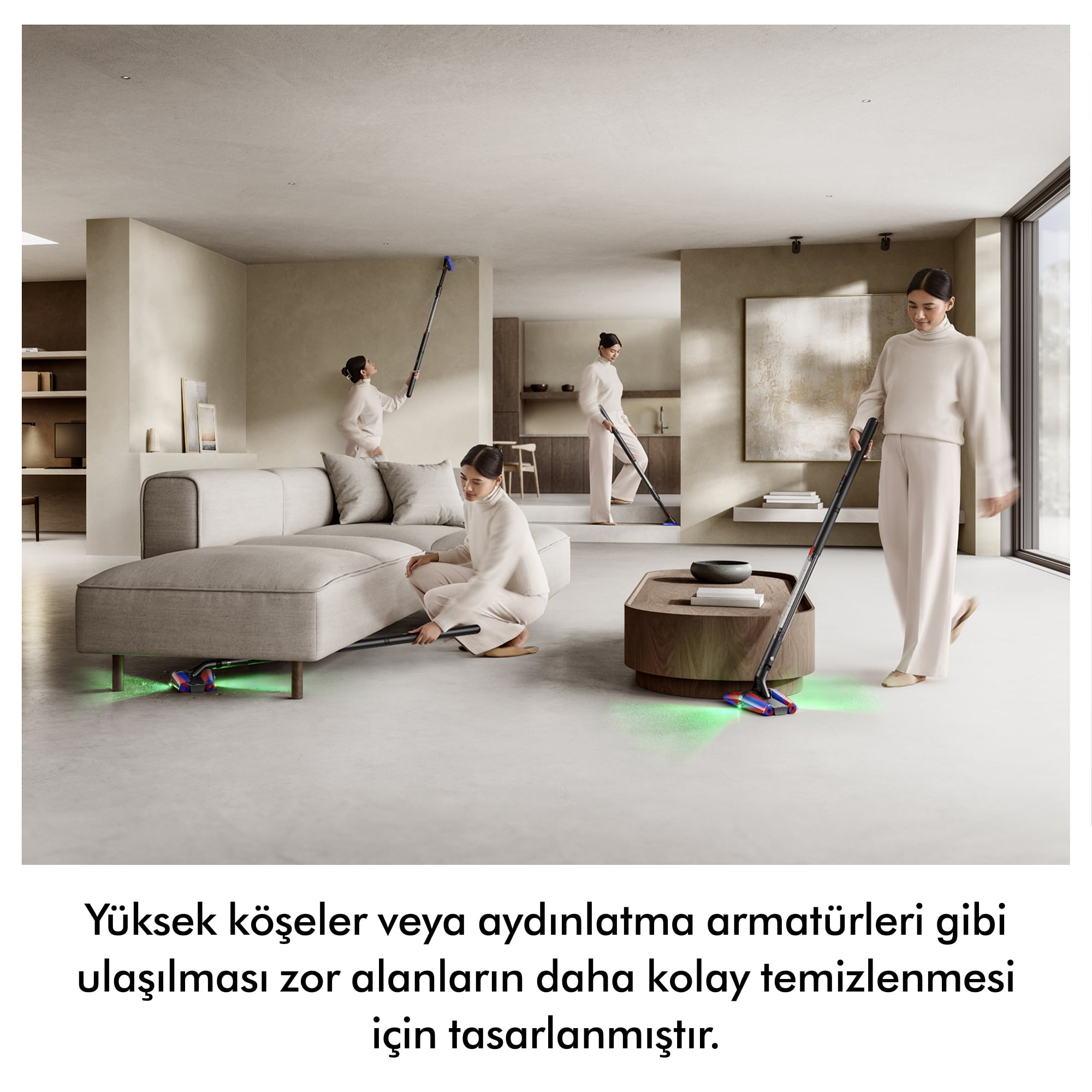İnsanlar elektrikli süpürgelerle modern bir oturma odası temizliyor.