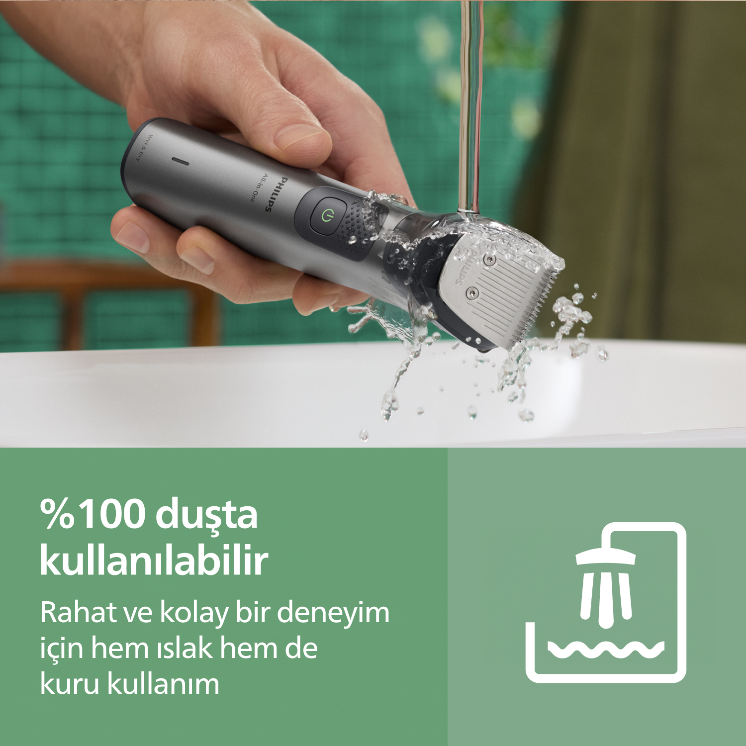 Bir adam Philips All-in-One tıraş makinesini akan su altında duruluyor.