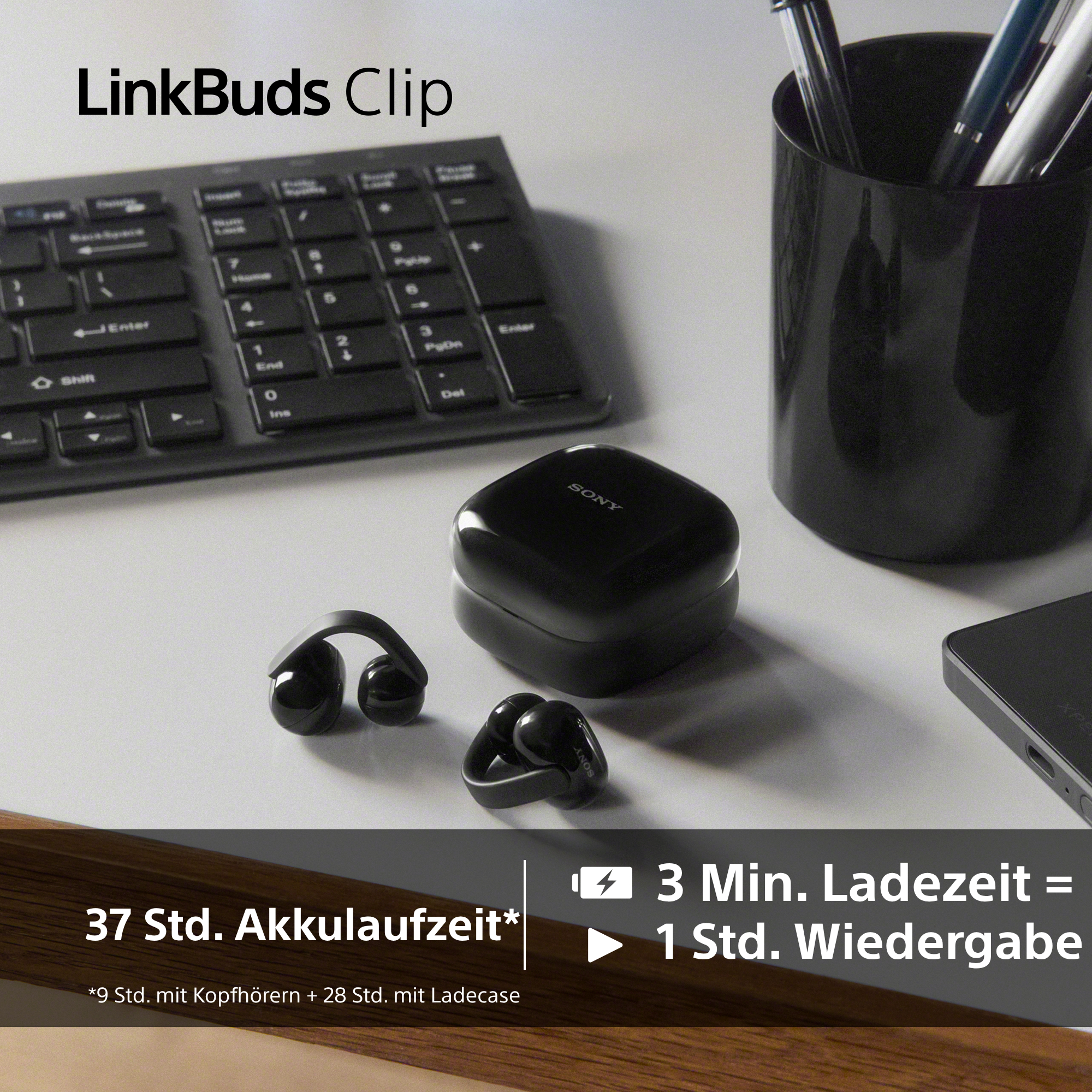 Schwarze Sony LinkBuds Clip Kopfhörer mit Ladecase, Tastatur und Stifthalter.