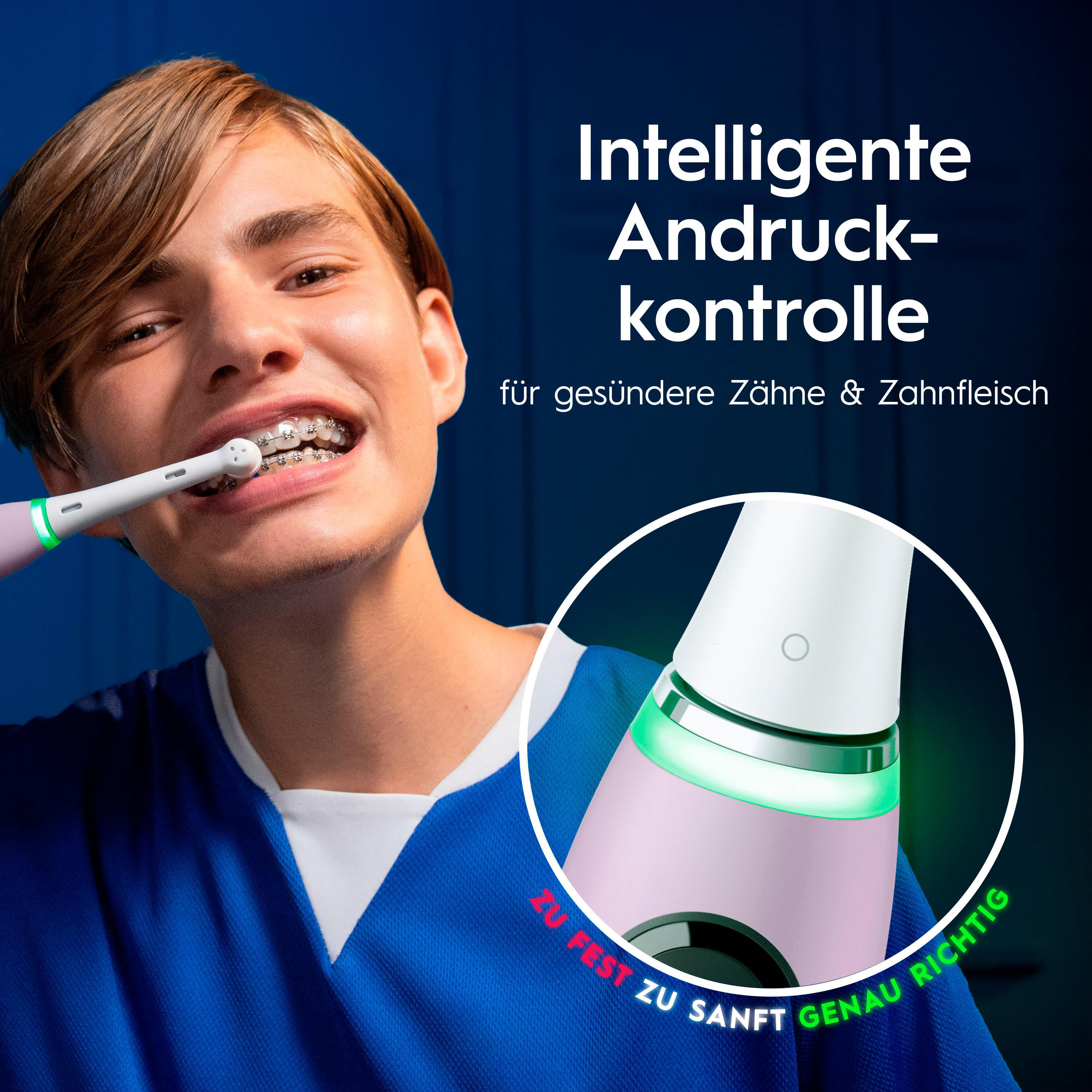 Ein Junge mit Zahnspange putzt seine Zähne mit einer elektrischen Zahnbürste.