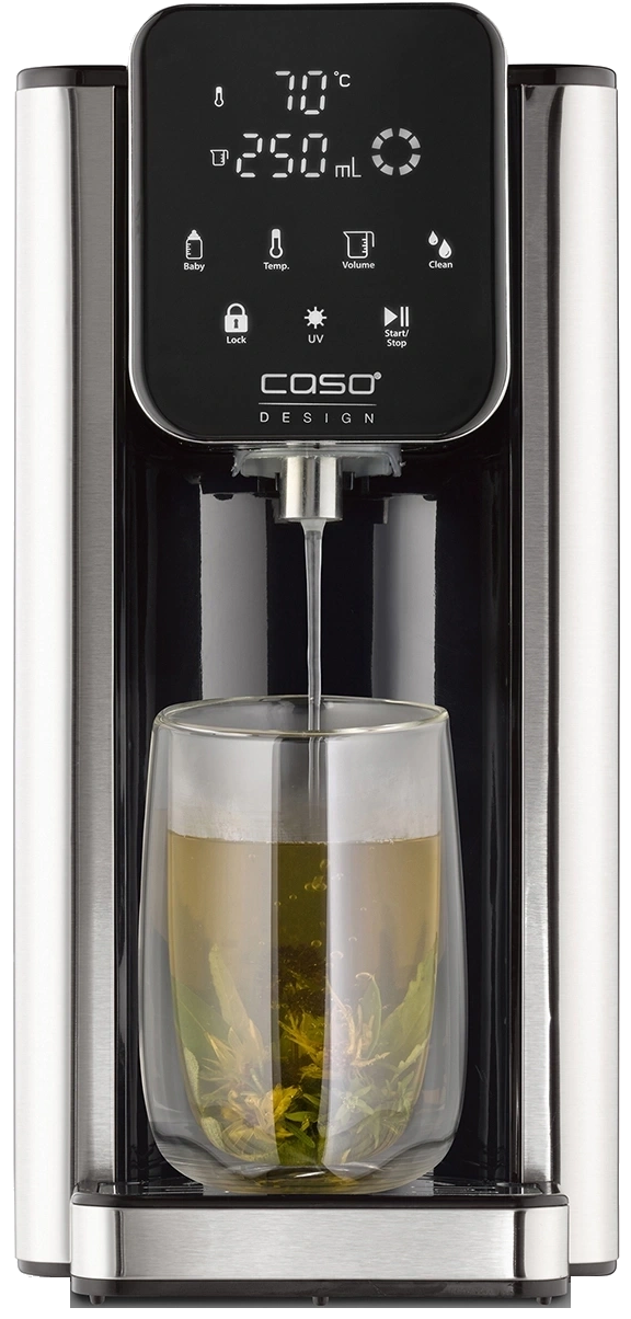 Ein Wasserspender mit digitaler Anzeige füllt einen Glasbecher mit Tee.