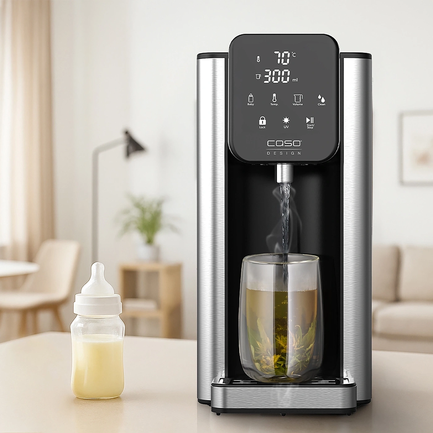 Ein silberner Wasserspender mit digitalem Display gibt heies Wasser in ein Glas mit Tee aus.