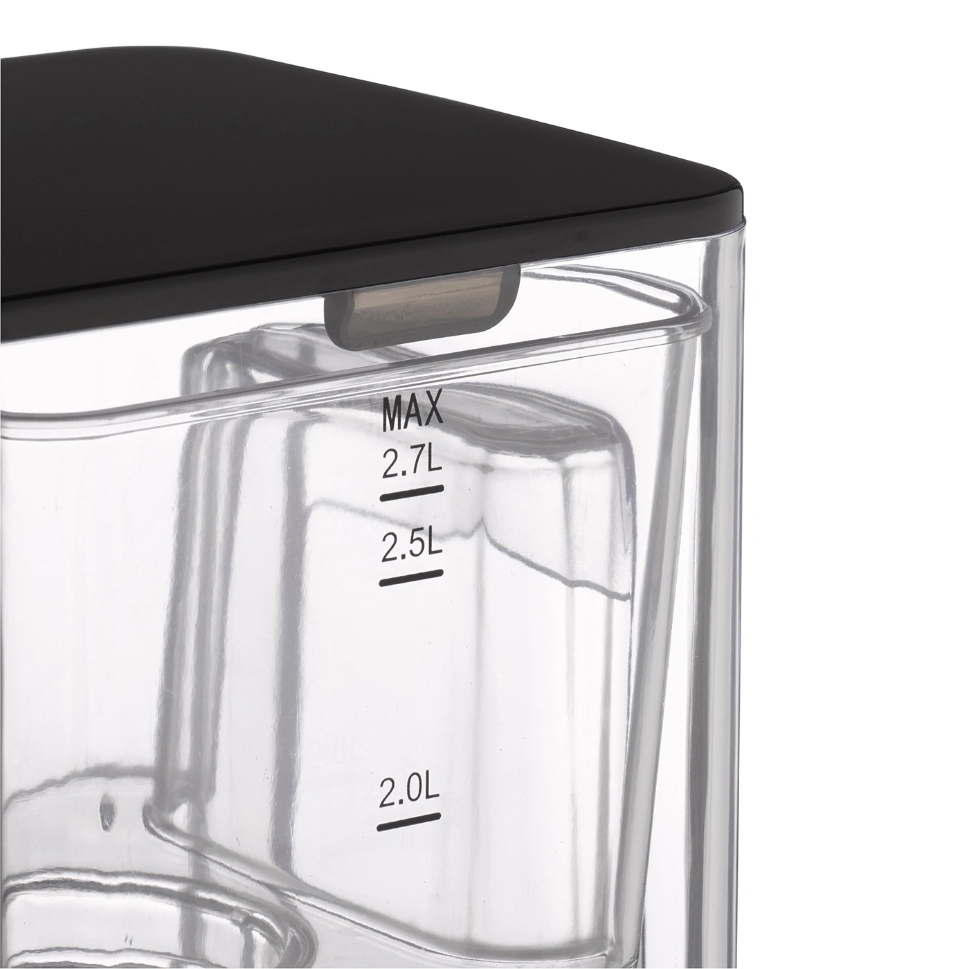 Nahaufnahme eines transparenten Wasserbehälters mit Markierungen für 2,0 l, 2,5 l und maximal 2,7 l.