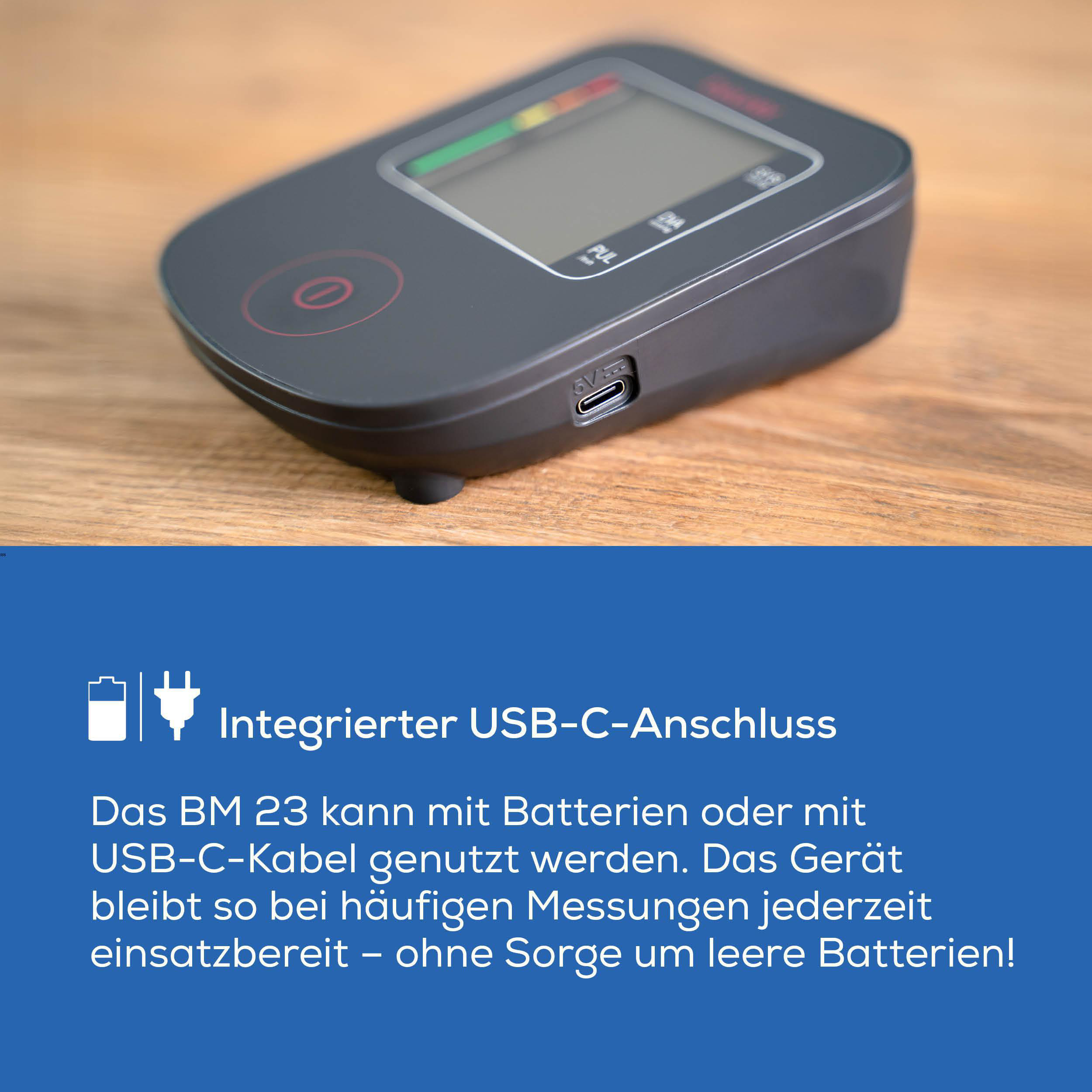 Ein dunkles Messgerät mit USB-C-Anschluss auf Holz.