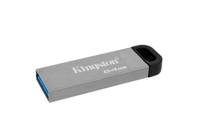 Siyah koruyucu kapaklı gümüş Kingston 64 GB USB bellek.