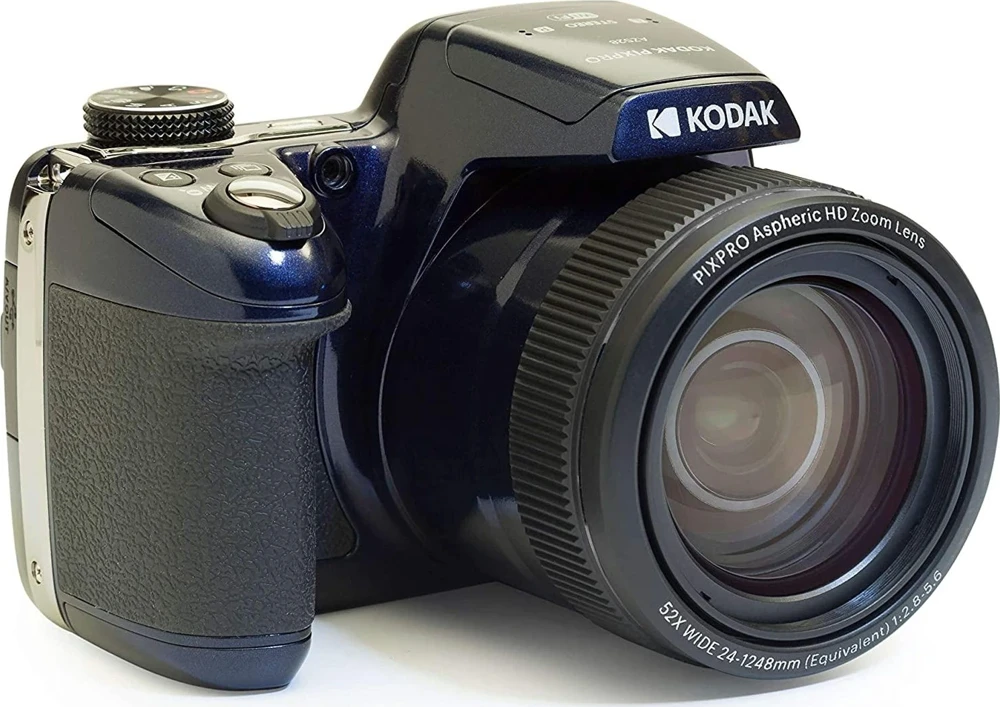 Koyu mavi Kodak Pixpro kamera, 52x zoom lensli ve siyah tutamaklı.