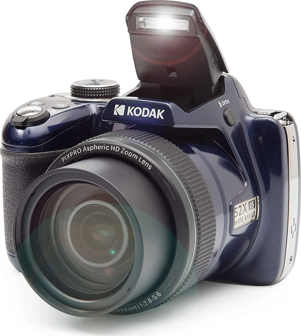 Koyu mavi Kodak dijital fotoğraf makinesi, açılır flaş ve zoom lensli.