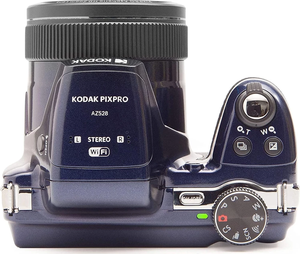 Koyu mavi Kodak Pixpro AZ528 kamera, zoom lensli ve kontrol düğmeli.