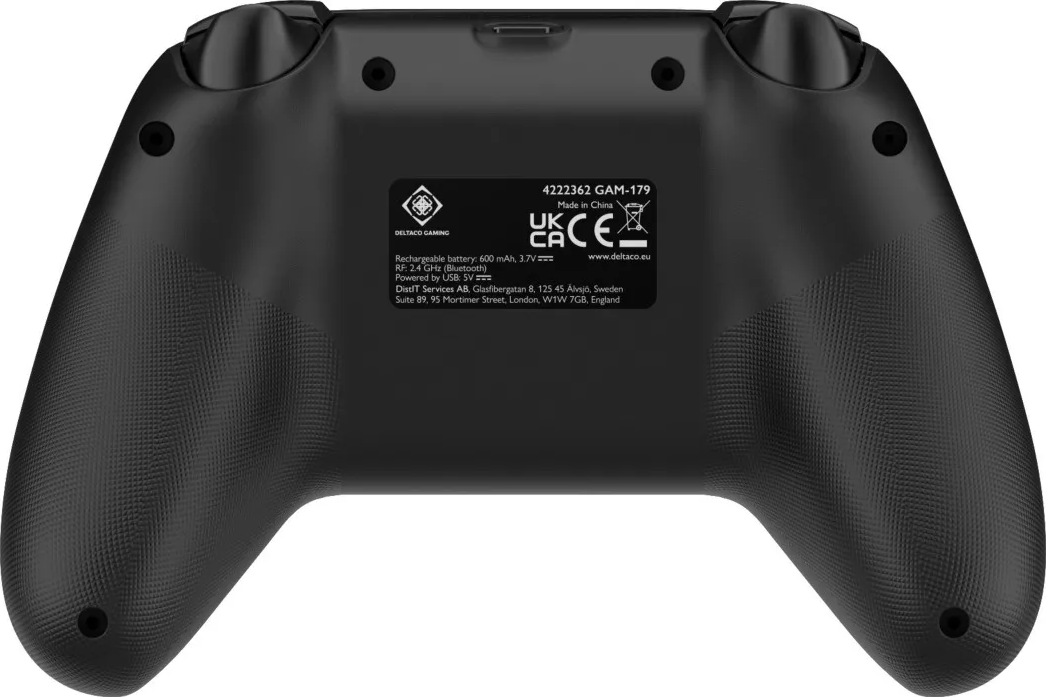 Retro di un controller da gioco nero con dettagli tecnici e marchio CE.