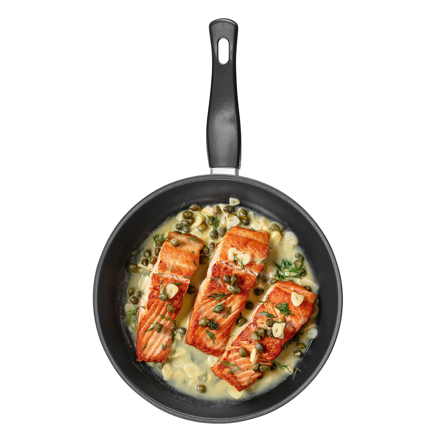 Drei Lachsfilets in cremiger Soße mit Kapern und Dill in einer Pfanne.