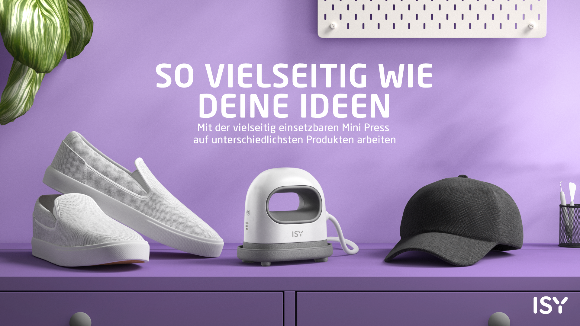 Zwei weiße Sneaker, eine Mini-Presse und eine schwarze Kappe auf einem lila Schrank.