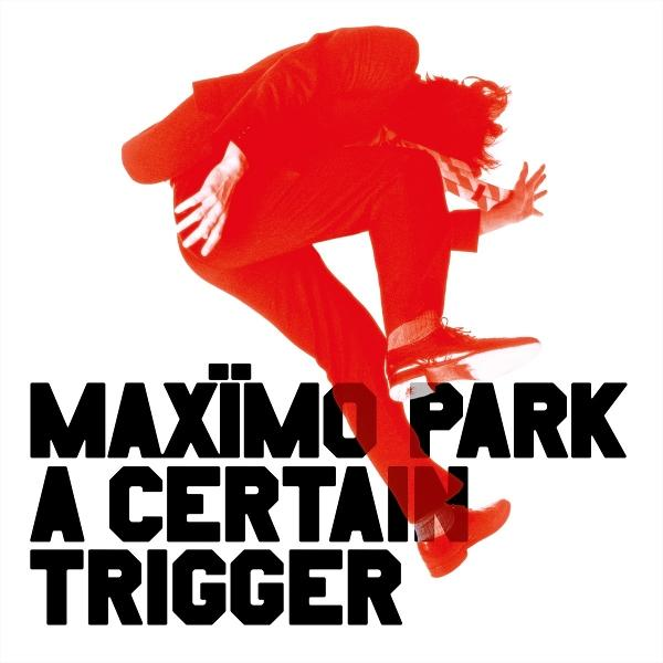 Mann in rotem Anzug springt, "MAXIMO PARK A CERTAIN TRIGGER" Schriftzug.