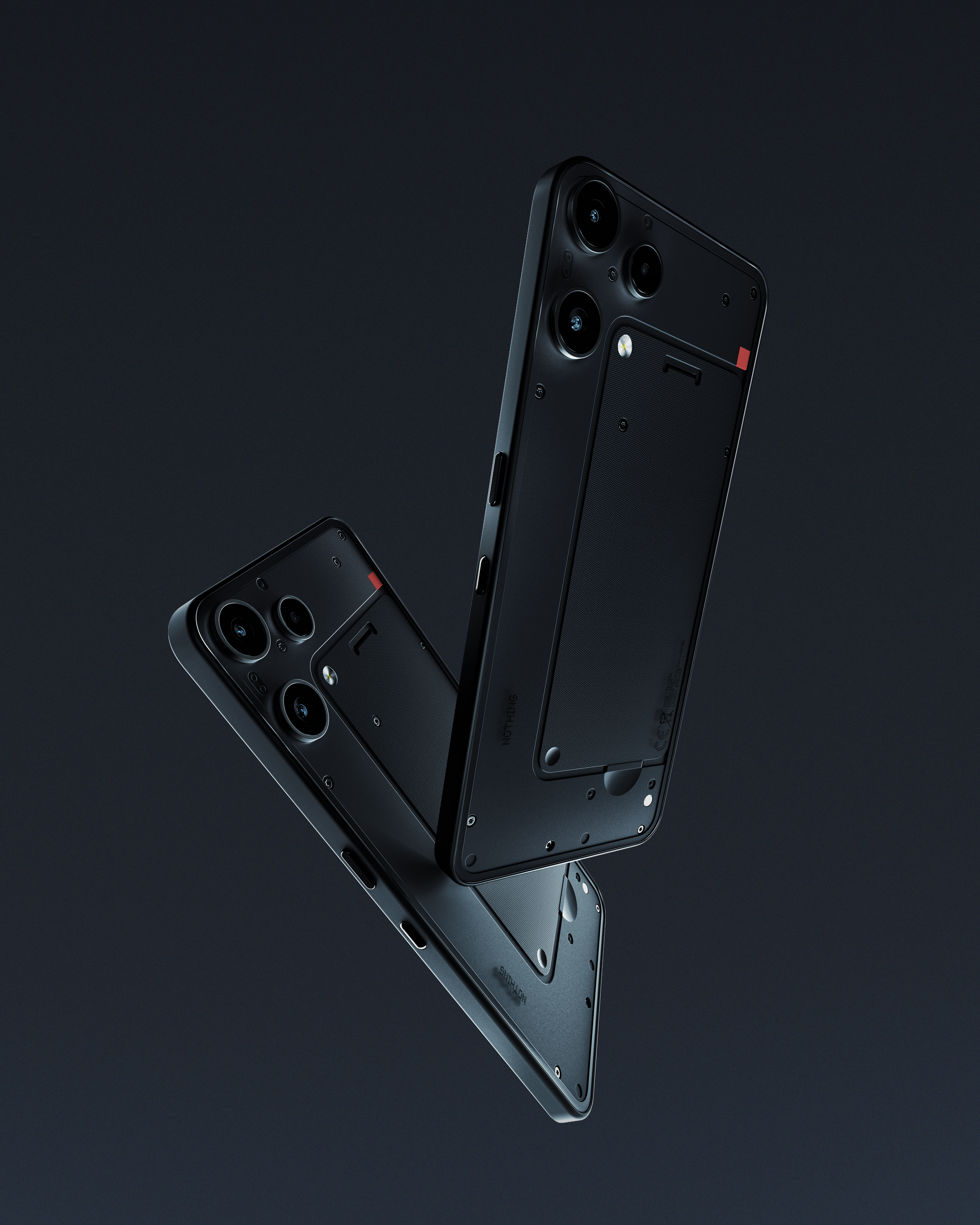 Due smartphone neri con fotocamere fluttuano su sfondo scuro.