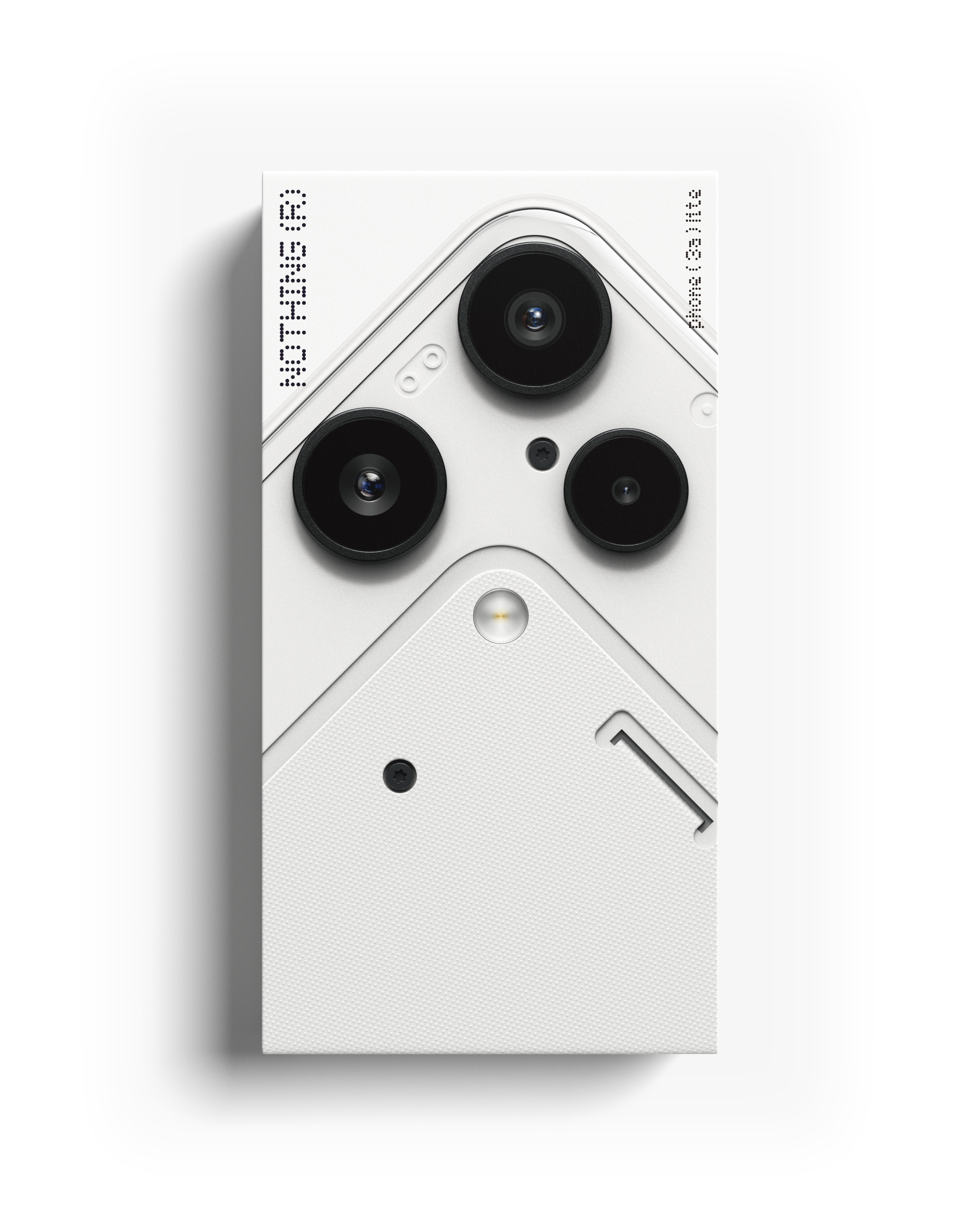 Un smartphone blanc avec trois objectifs de caméra noirs et un panneau arrière texturé, affichant des étiquettes techniques.