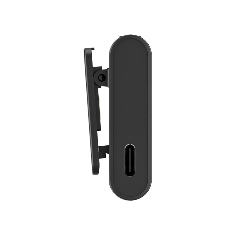 Egy fekete klipsz egy fekete eszközhöz rögzítve, USB-C porttal.