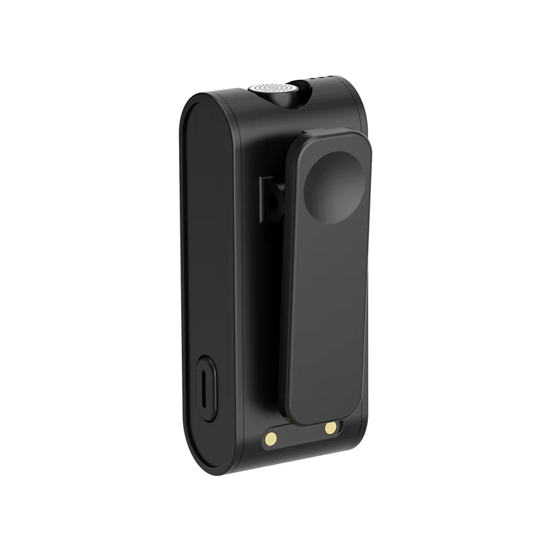 Fekete eszköz klipszel, USB porttal és töltőérintkezőkkel.