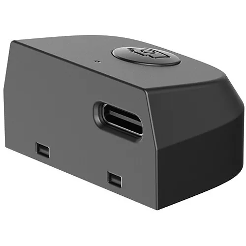 Fekete USB-C adapter egy USB-C és két USB-A porttal.