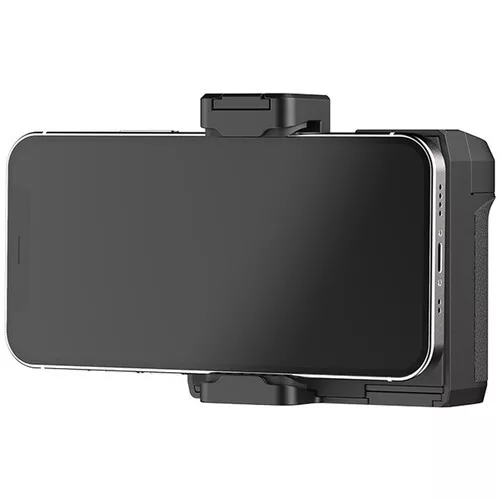 Egy fekete okostelefon-gimbal iPhone-nal, felül rögzítéssel.