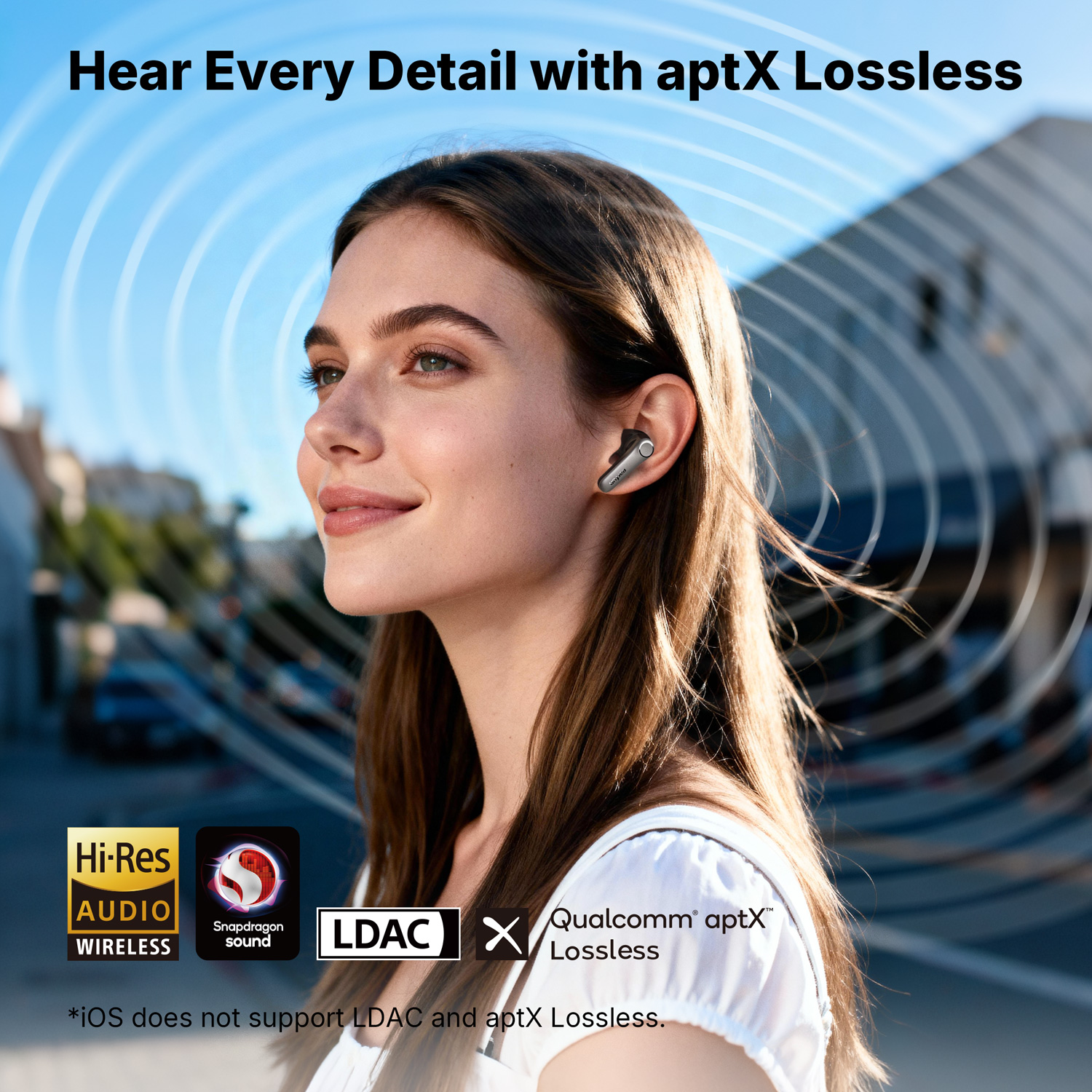 Fülhallgatót viselő nő, Hi-Res Audio, Snapdragon Sound, LDAC, Qualcomm aptX Lossless.