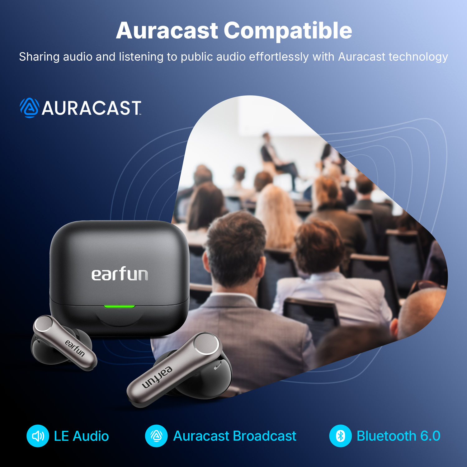 Auracast-kompatibilis fülhallgatók és töltőtok közönség előtt.