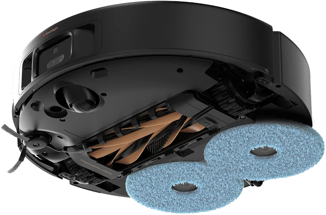 Primo piano del lato inferiore di un robot aspirapolvere nero con spazzole e panni blu.