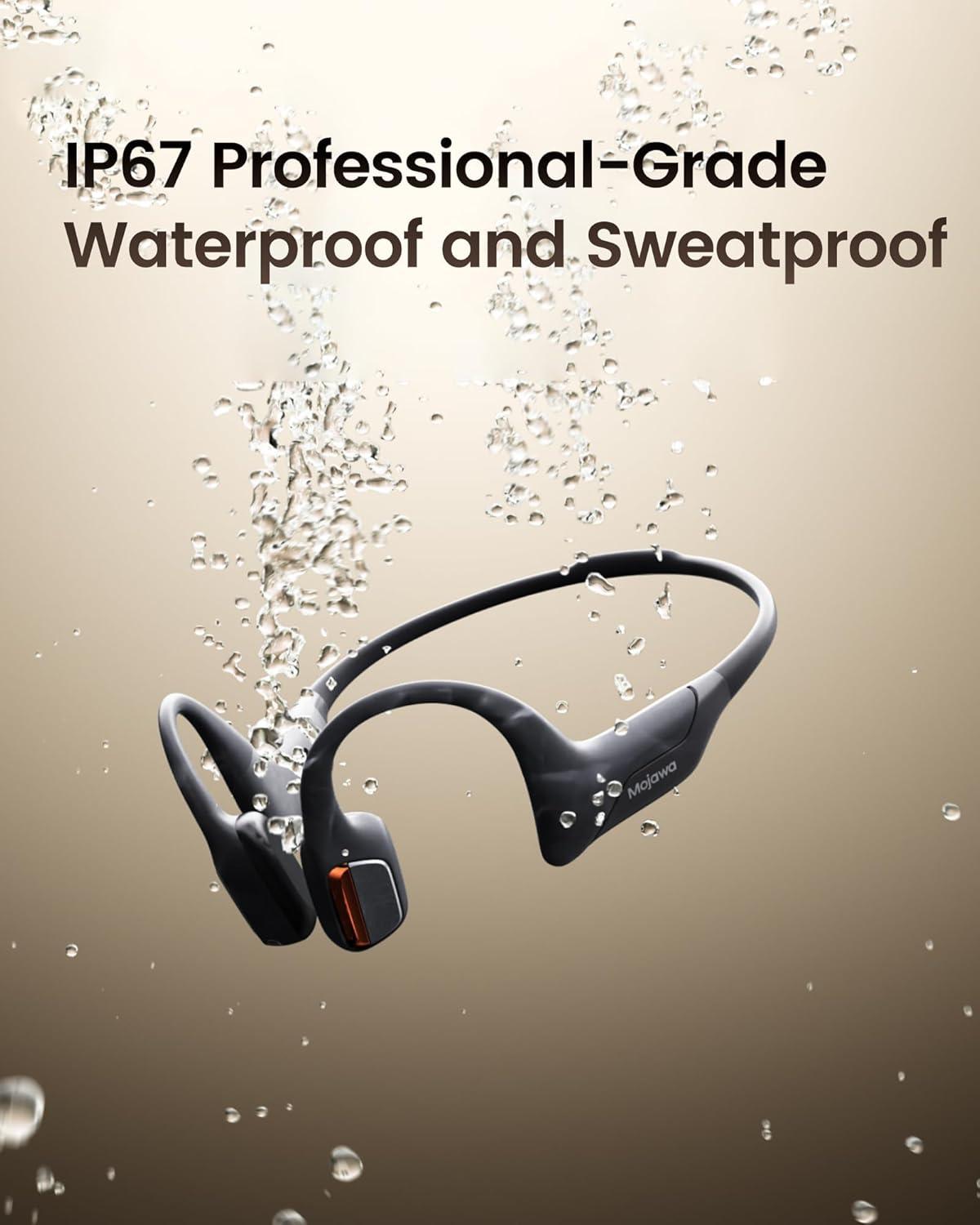 Casque noir Mojawa avec accents orange submergé dans l'eau avec des bulles.