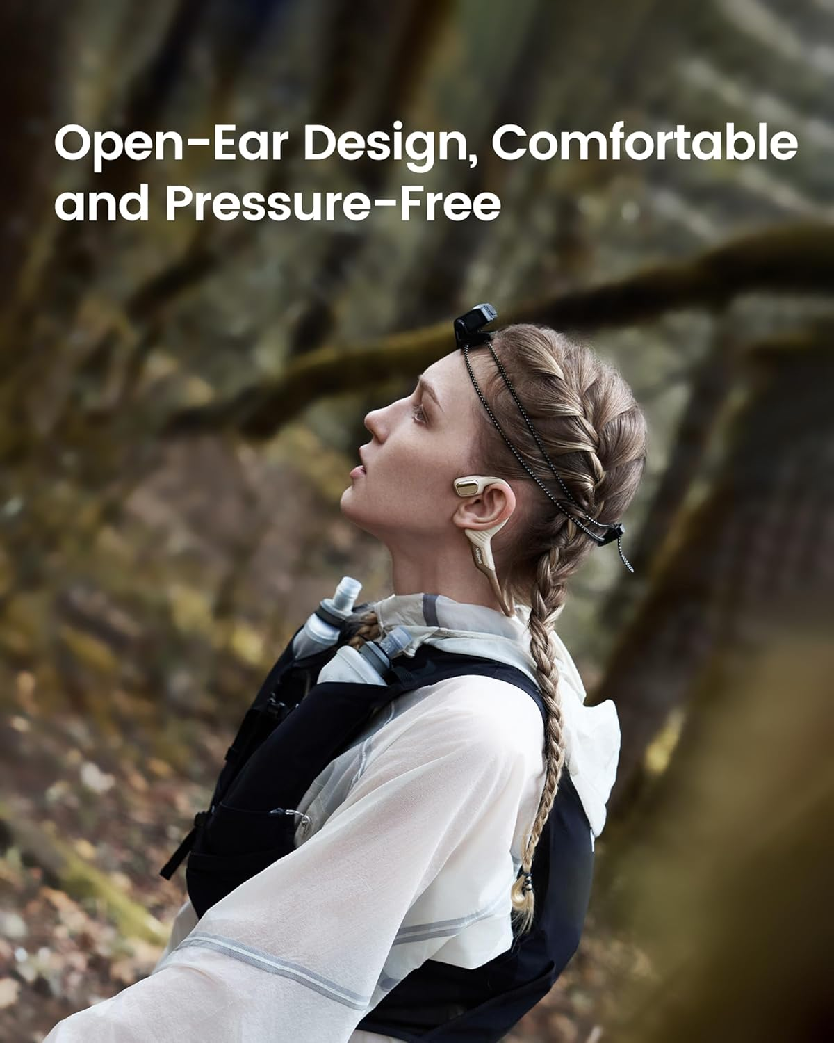 Femme avec écouteurs ouverts et gilet de course en forêt.