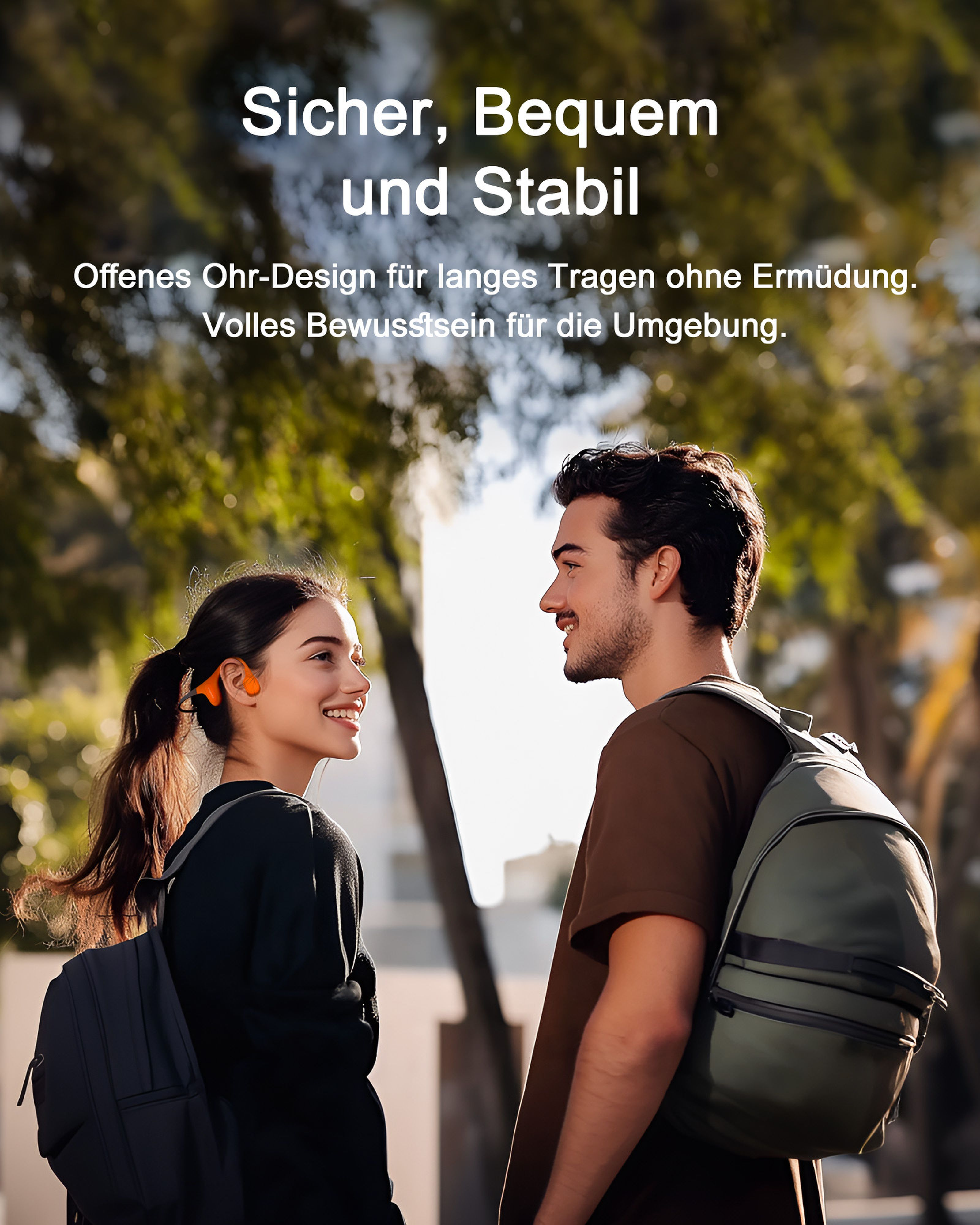 Un homme et une femme avec des sacs à dos se regardent. Ils portent des écouteurs.