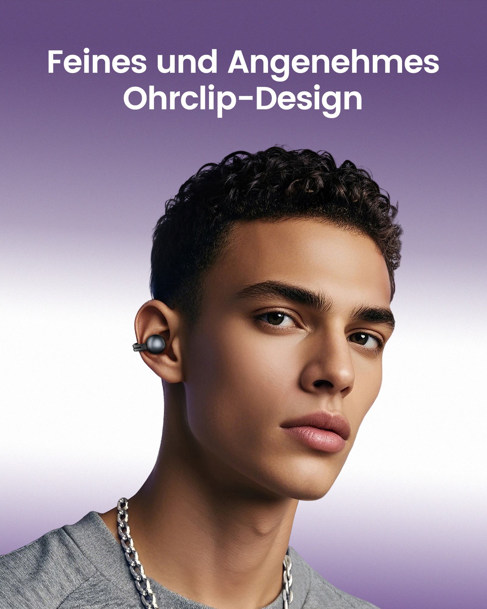 Un homme portant des écouteurs à clip d'oreille sur fond violet.