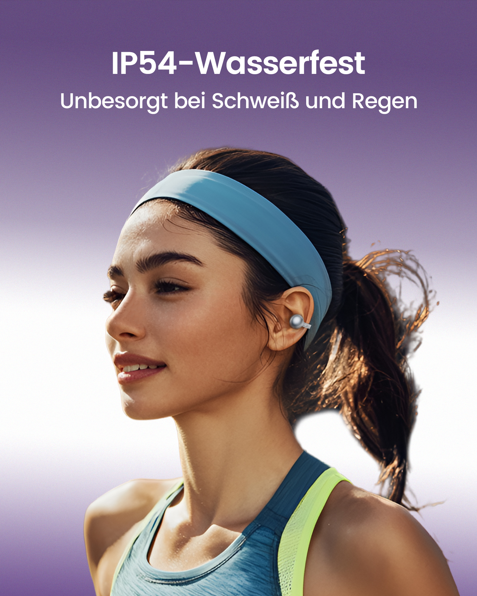 Femme en tenue de sport avec bandeau bleu et écouteur, fond violet.