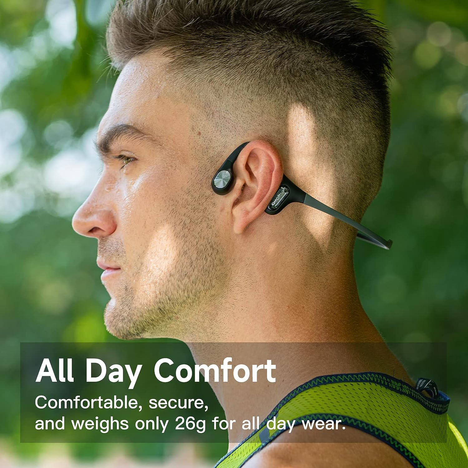 Homme portant des écouteurs noirs à l'extérieur, texte "All Day Comfort".