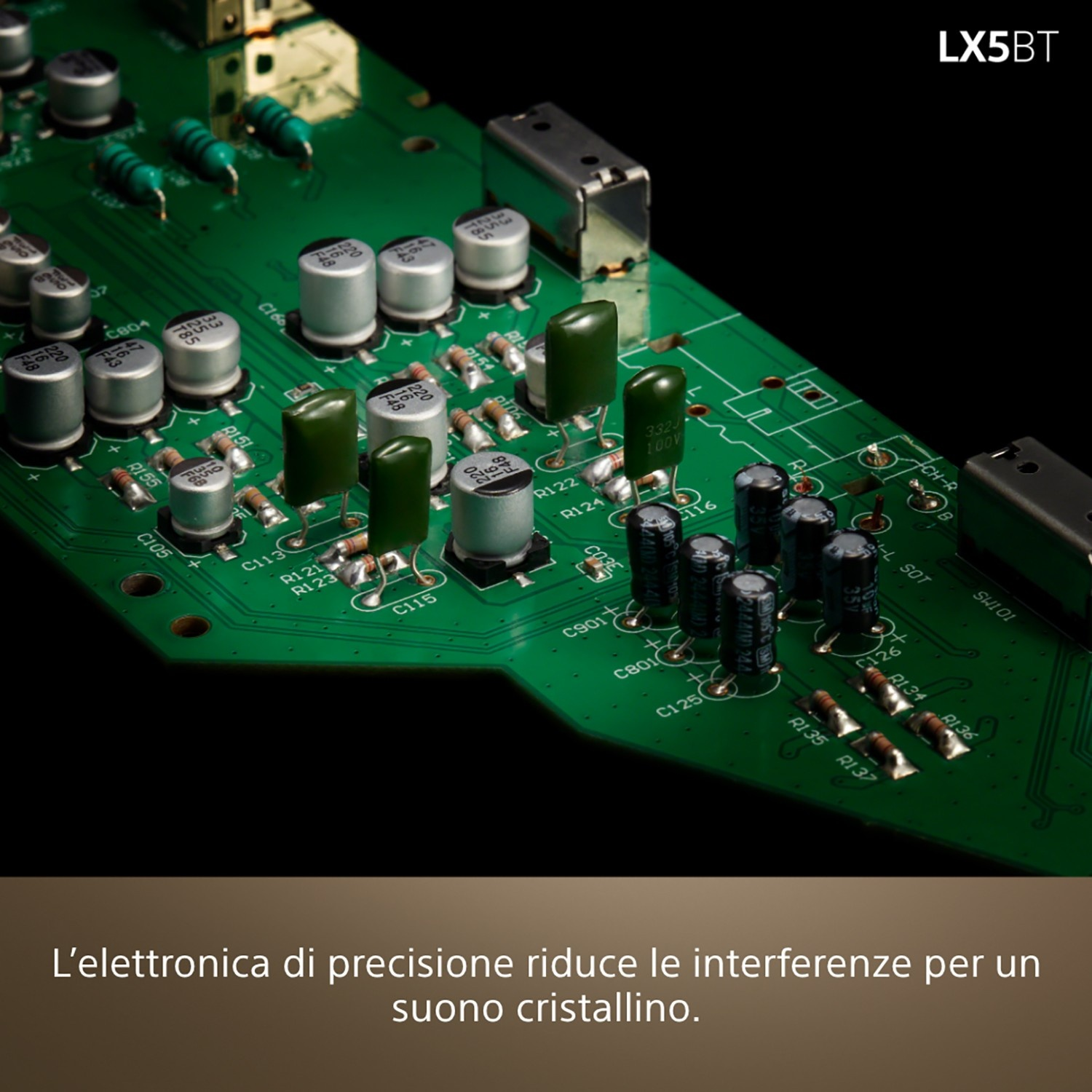 Una scheda elettronica verde con molti condensatori argentati e verdi.