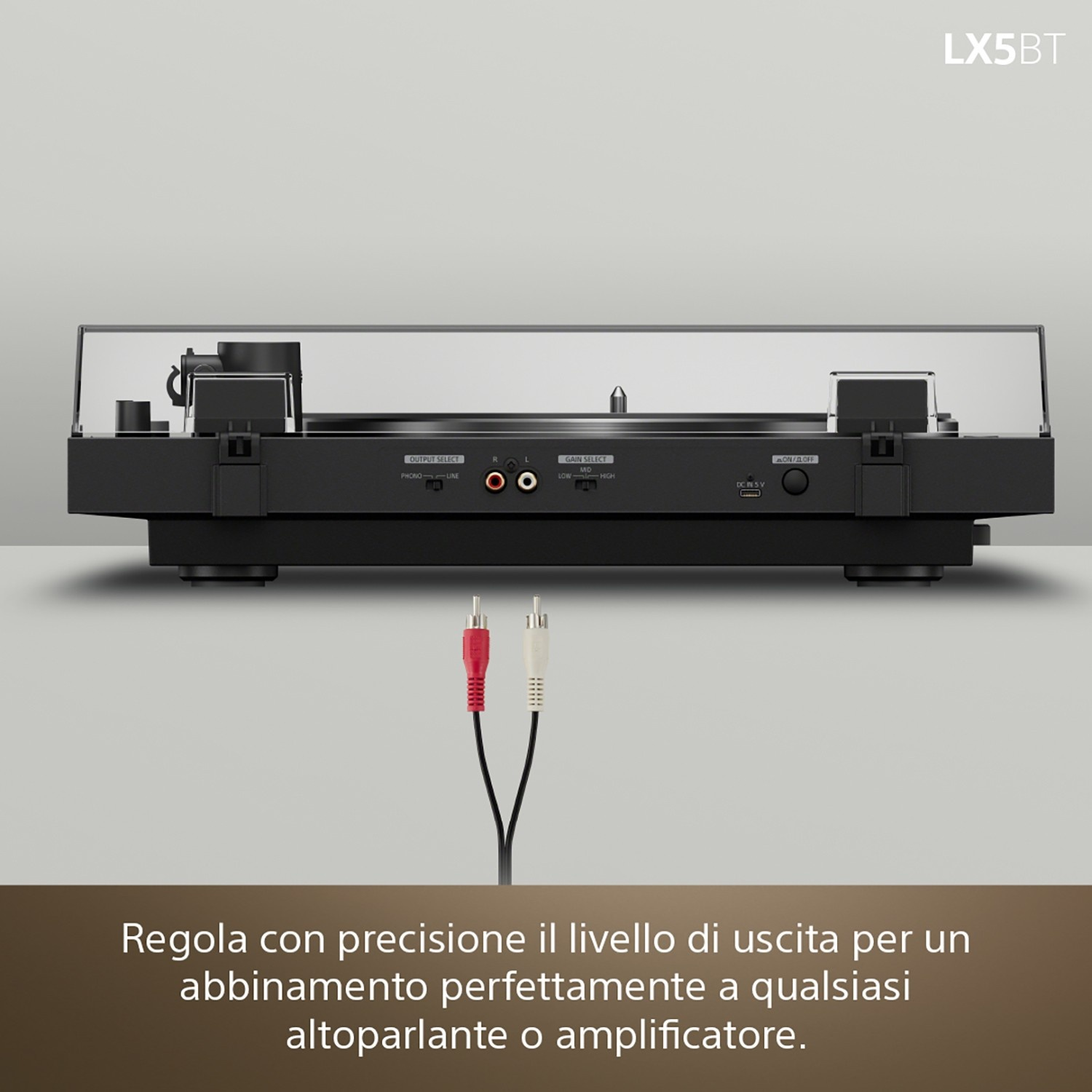 Giradischi nero con cavi RCA rossi e bianchi in primo piano.