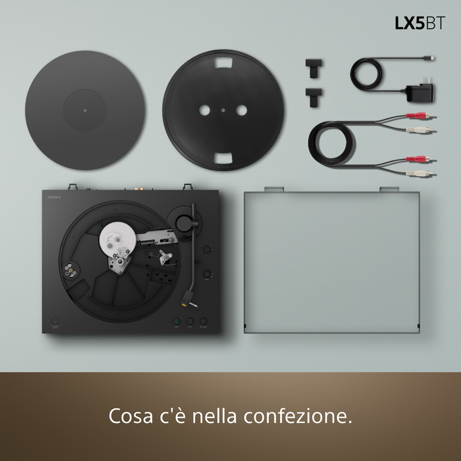 Giradischi nero con accessori: piatto, coperchio, cavi e adattatore di corrente.