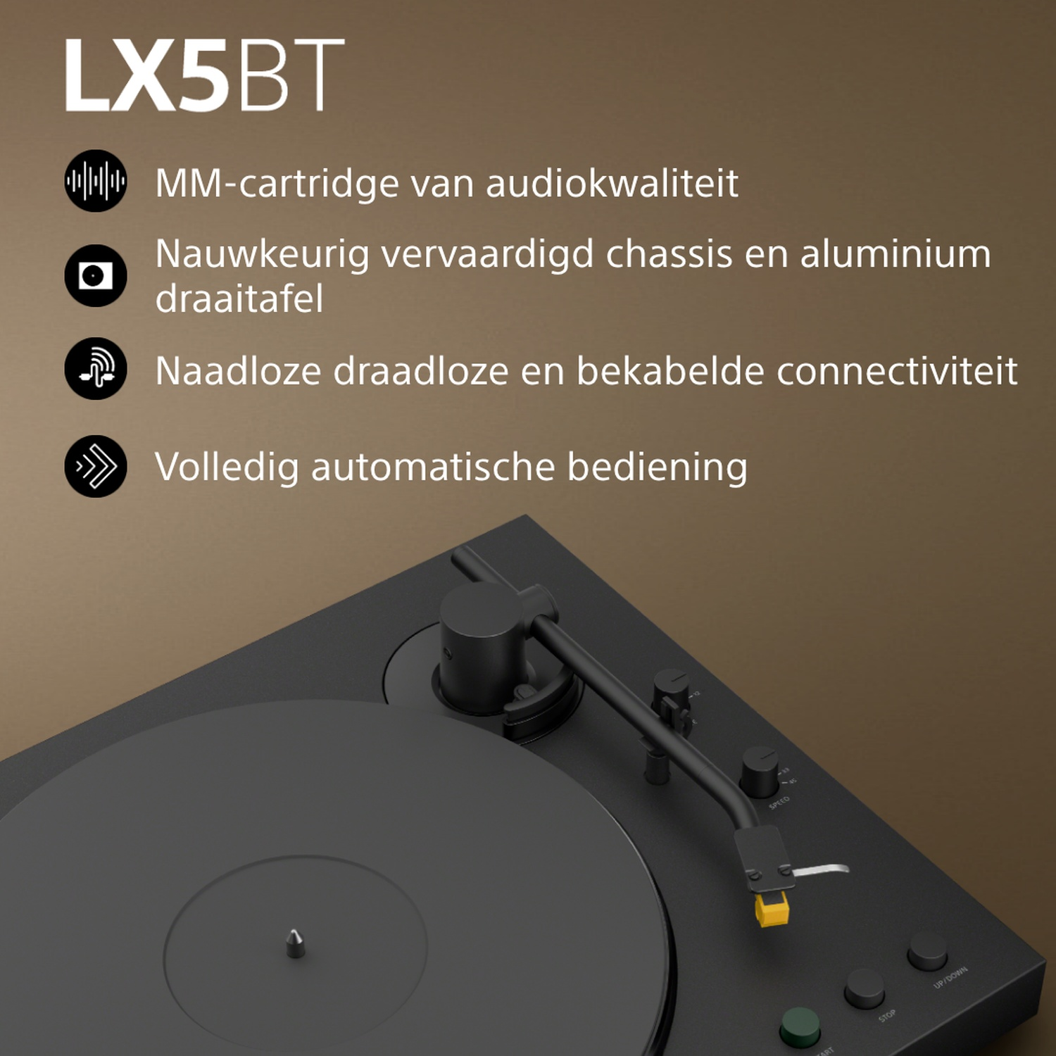 Zwarte platenspeler met tekst over MM-cartridge, chassis en bediening.
