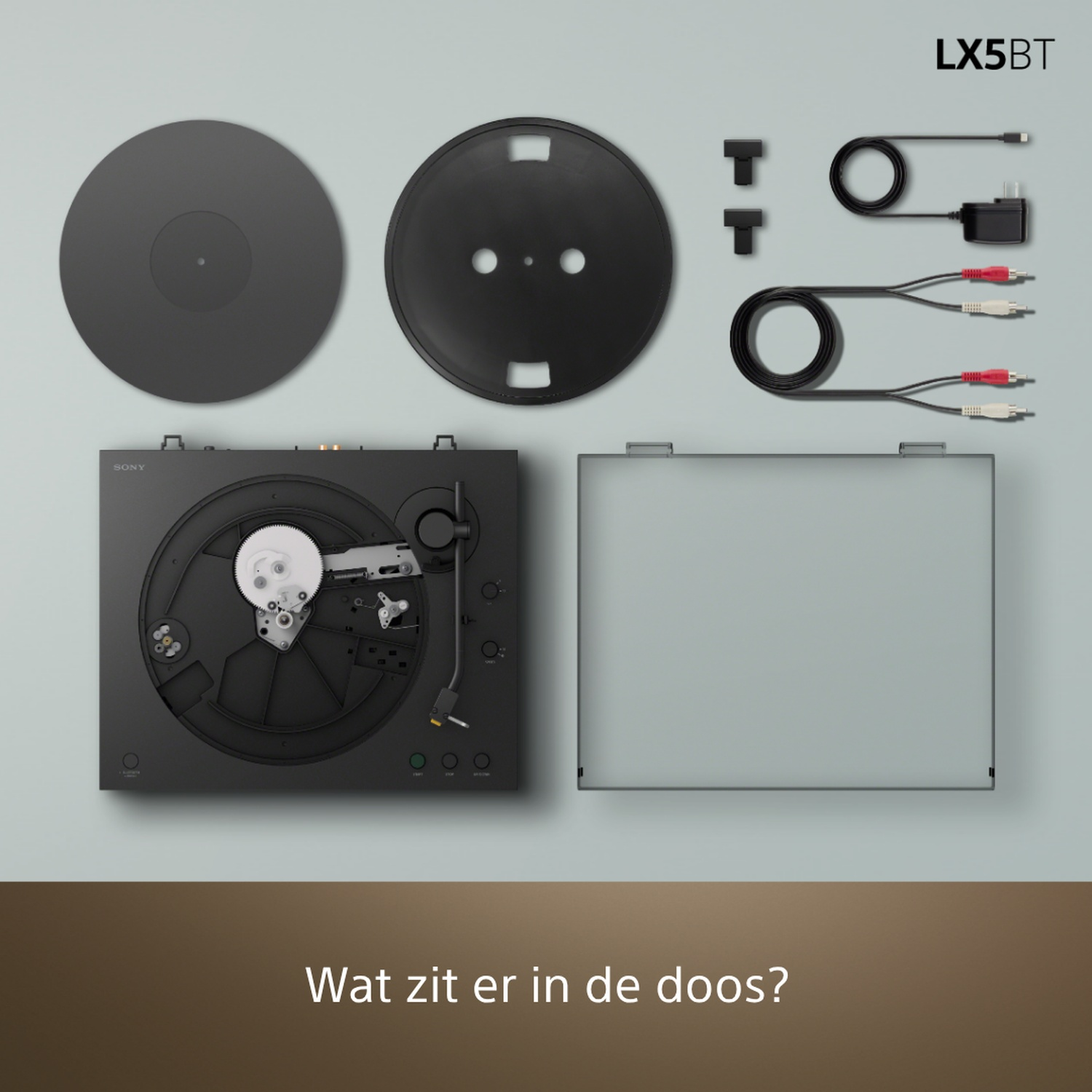 Zwarte platenspeler met accessoires: draaiplateau, kap, kabels, stroomadapter.
